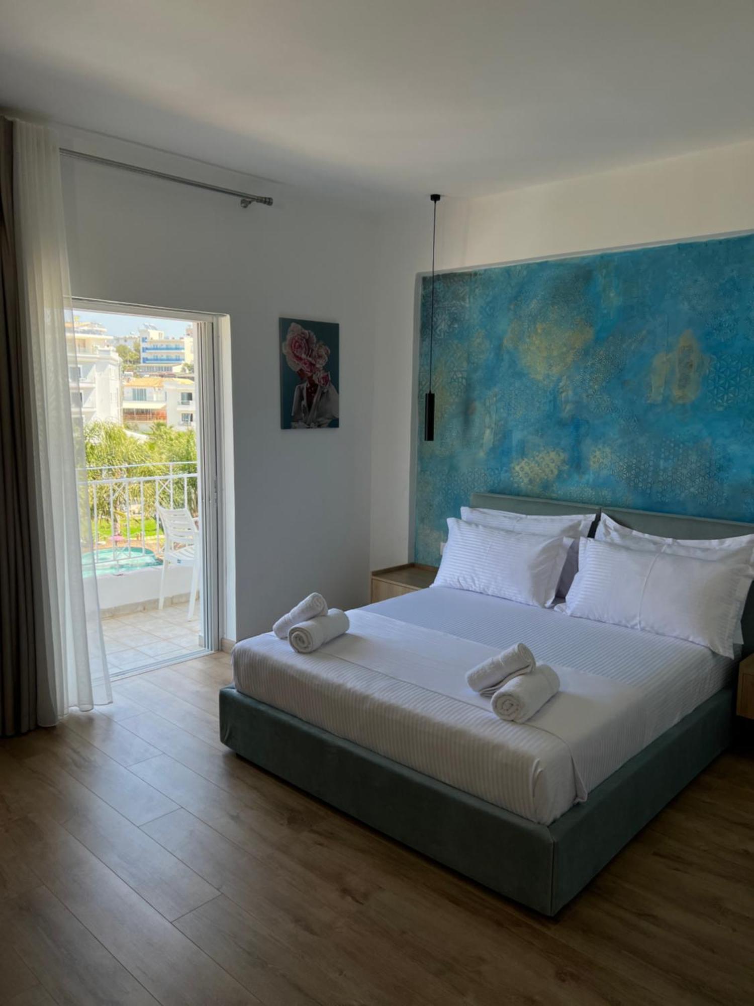Emaar - Beachfront , Newly Renovated Frühstückspension Ksamil